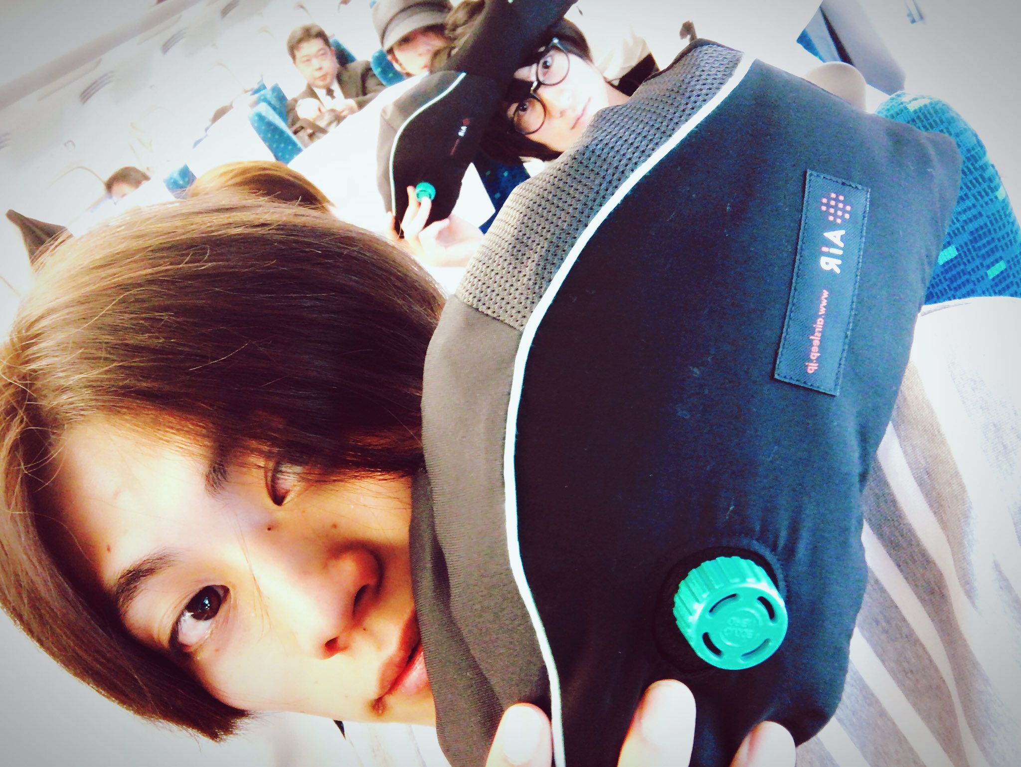 東啓介 Twitterren 大阪行くぞーーー まっててーー ということで隣はがっくん 可愛い そして 地方に行く時にいつも持って行く安眠グッズ 東京西川さんの エアーポータブル ネックピロー 最高です まっ