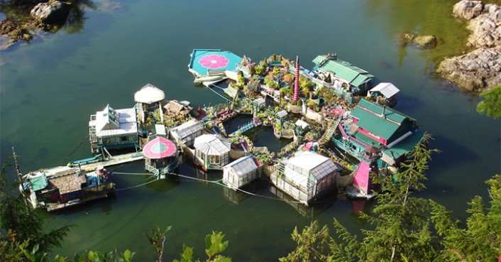 earthling_c's tweet photo. Couple spent 20 years building Freedom Cove, their self-sufficient floating oasis https://t.co/8Njwj2XVc7 https://t.co/lGQkllmgQx