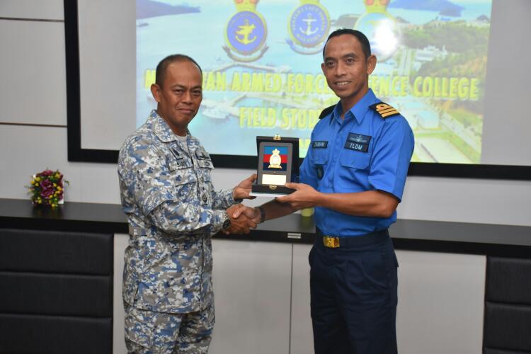 mawilla2's tweet photo. @mykamarul #MAFDC Field Study Visit at #RMN Kota Kinabalu Naval Base. #NavyPeople #Kesiapsiagaan #BertukarPandangan #DiplomasiPertahanan https://t.co/PiTz3RYDWS