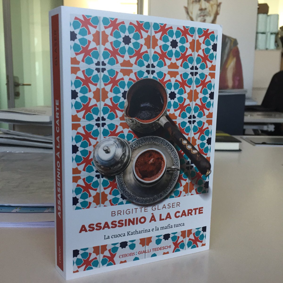 amicamagazine's tweet photo. #delittoebuoncibo su amica.it @CheliPietro racconta #assassinioallacarte #brigitteglaser #AmicaKitchen https://t.co/8lTUYjA90d https://t.co/gl4ox2x3dC