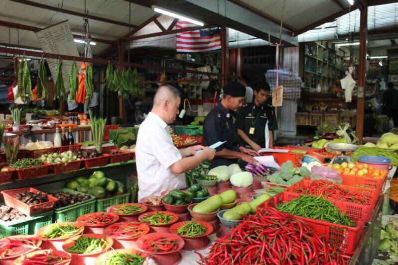 FAMA_Malaysia's tweet photo. Program Operasi Bersepadu Penguatkuasaan GPL (FAMA,DBKL,KPDNKK,IMEGRESEN &amp; Pelbagai Agensi) di Pasar Awam Chow Kit. https://t.co/xI0RPfnMs7