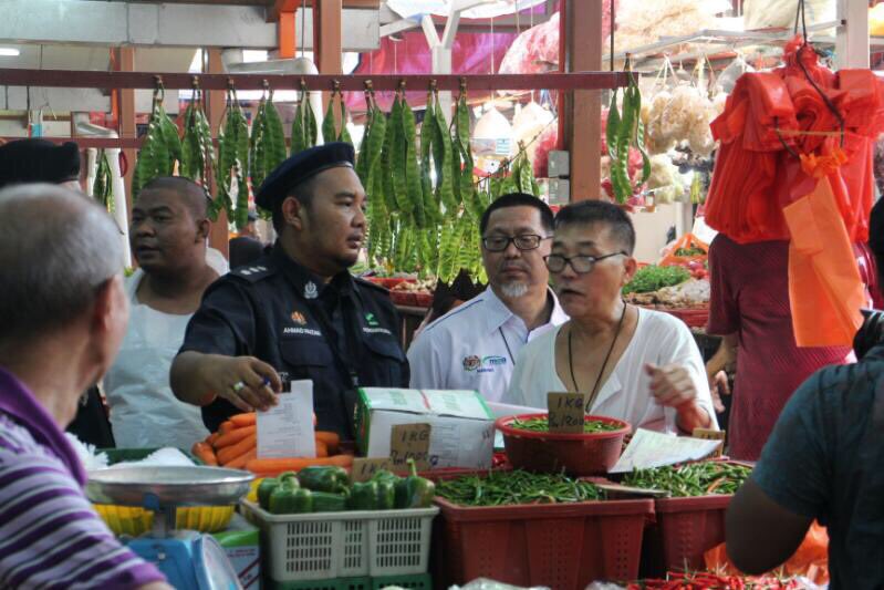 FAMA_Malaysia's tweet photo. Program Operasi Bersepadu Penguatkuasaan GPL (FAMA,DBKL,KPDNKK,IMEGRESEN &amp; Pelbagai Agensi) di Pasar Awam Chow Kit. https://t.co/xI0RPfnMs7