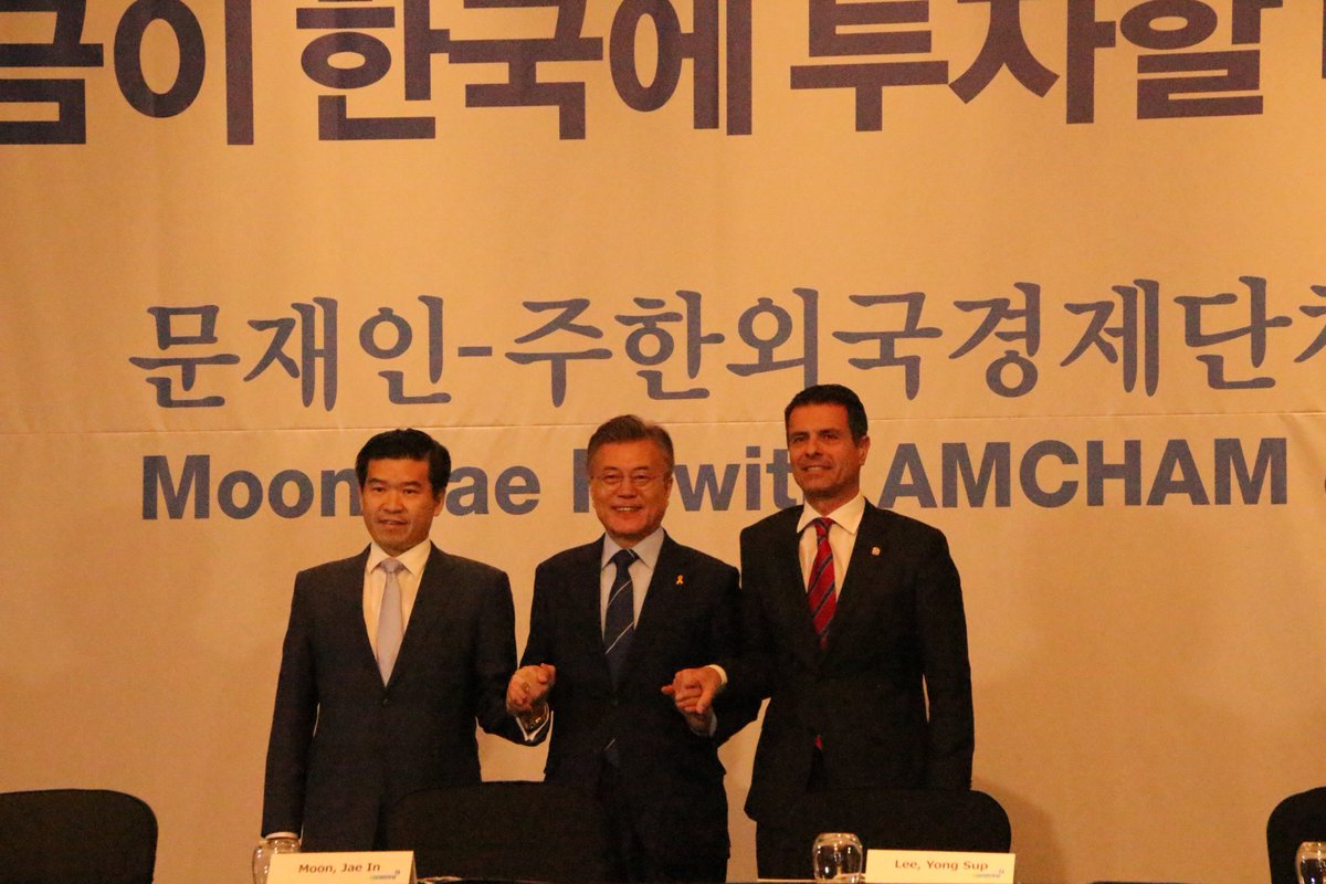 dpcorea's tweet photo. [문재인의 완전히 새로운 대한민국 D-27]
문재인후보와 함께 주한외국경제단체와의 간담회를 가졌습니다. 한-EUㆍ한-미 FTA문제, 교역과 투자 확대, 차기정부 출범시 경제단체와의 관계등을 심도 깊게 논의하는 자리였습니다. https://t.co/WkILsjqFLe
