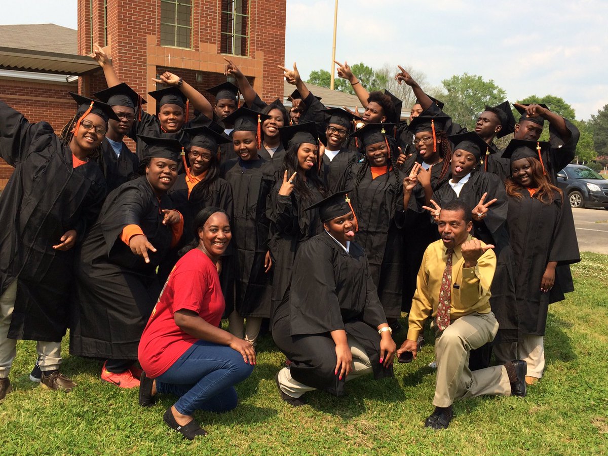 MarengoHigh's tweet photo. Seniors received cap and gowns today at MHS!!
#outofhereMay19 https://t.co/HJqfBvlRZ1
