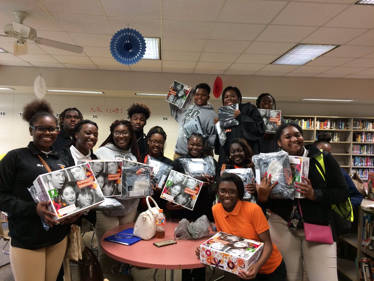 MarengoHigh's tweet photo. Seniors received cap and gowns today at MHS!!
#outofhereMay19 https://t.co/HJqfBvlRZ1