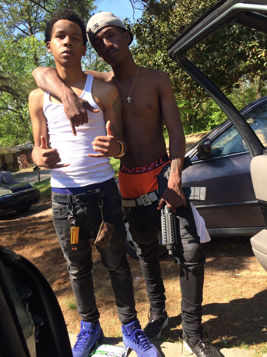 youngoglock's tweet photo. 🤙🏾 #YDDHomixide🤘🏾🤘🏾🤘🏾🤘🏾🤘🏾 @cosanostrakidd https://t.co/niWScMzTZk