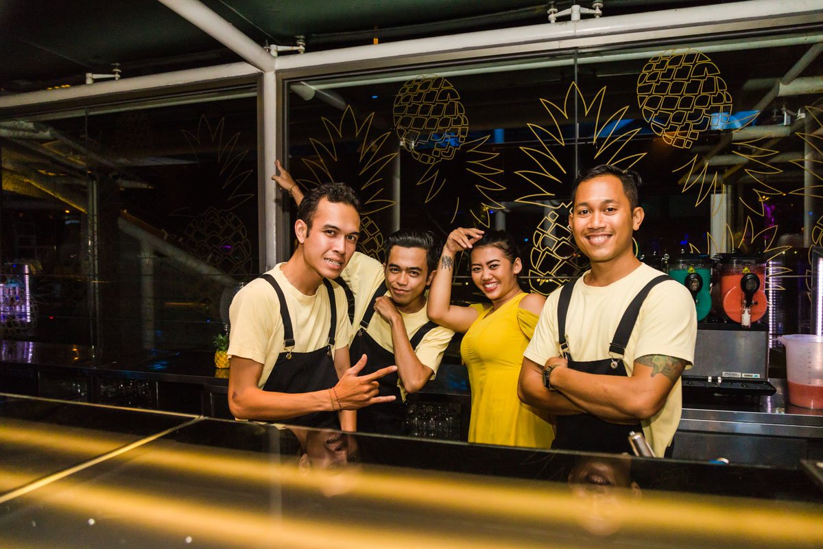double6rooftop's tweet photo. Our Bar team ready to get you a drink! Say Hi!
#doublesixrooftop #bartender #bartendress #islandlife #bartenderlife https://t.co/tG32dfzUW8