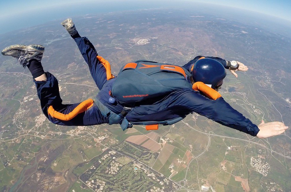 LearnSkydiving's tweet photo. This is Kyro #skydiving on his #aff_course and he's on his #aff level 3 #skydive with https://t.co/hWWIwh6C26 https://t.co/3PQcabpFRI