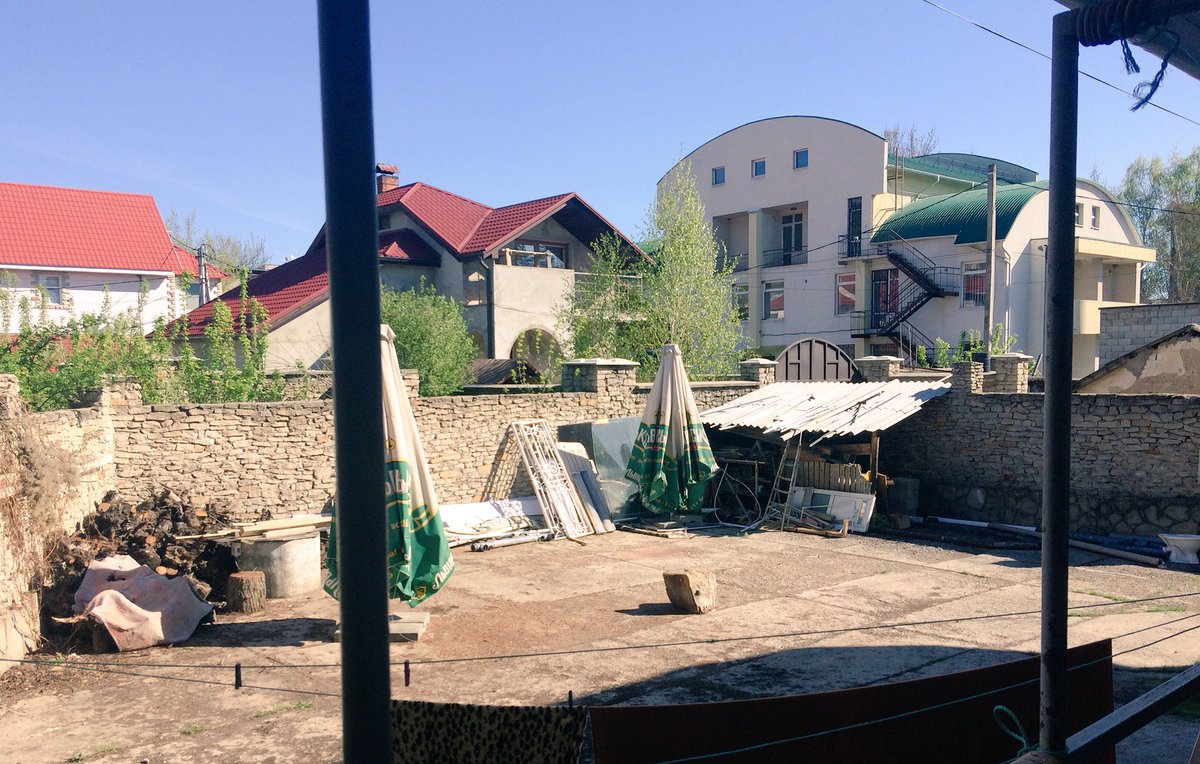 'Tuin' van mijn #hotel in #Soroca, #Moldavië. Lijkt mijn tuinhuisje wel toen het nog niet opgeruimd was, kan hier zo n hotel beginnen ;)