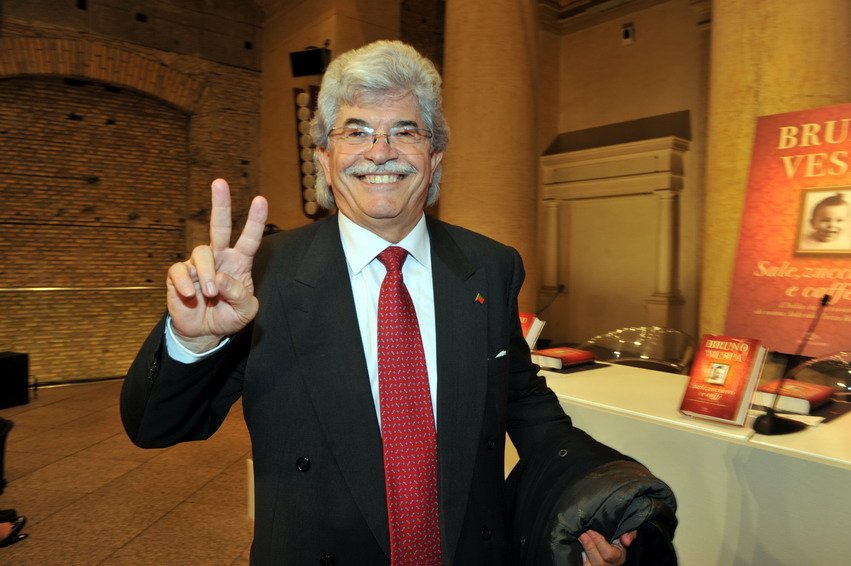 tempoweb's tweet photo. #coreadelnord La missione di Antonio #Razzi: "Vado a Pyongyang per fermare i razzi"  https://t.co/tJkCGGYSGy https://t.co/Z8RedsrZ2n