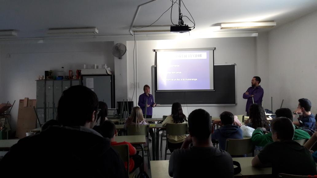muixerangasafor's tweet photo. La @muixerangasafor fent xarrades a l'IES Vall de la Safor. #lapinyacreix #pinyamorada #muixerangasafor https://t.co/FoBLvVyRfD