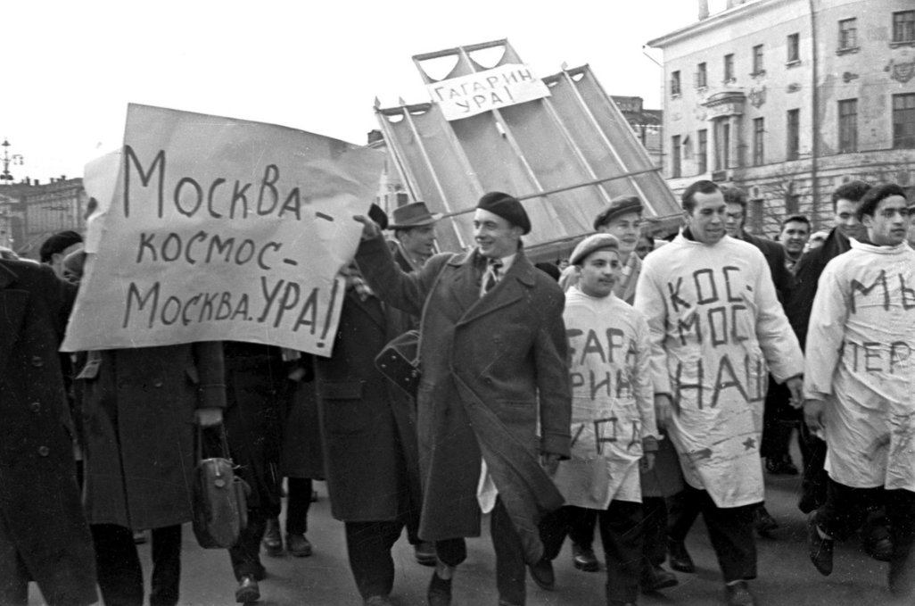 sovietvisuals's tweet photo. People on the streets of Moscow greeting cosmonaut Yuri Gagarin after his flight to space. 'Moscow-Cosmos-Moscow. Hooray! Cosmos is ours!' https://t.co/5Da1p7pSZs