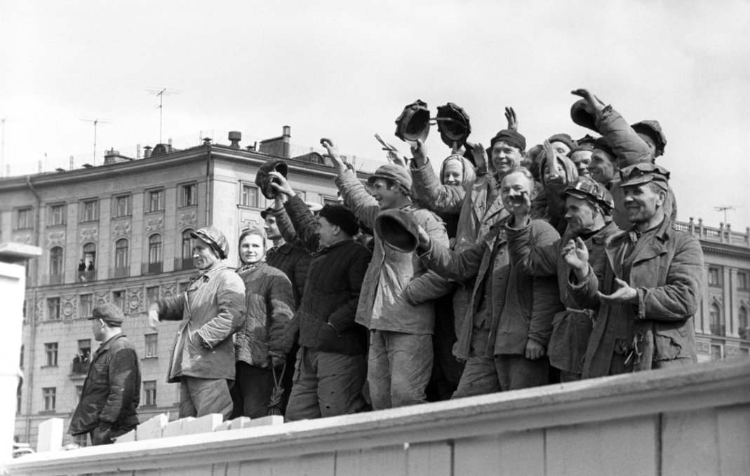 sovietvisuals's tweet photo. People on the streets of Moscow greeting cosmonaut Yuri Gagarin after his flight to space. 'Moscow-Cosmos-Moscow. Hooray! Cosmos is ours!' https://t.co/5Da1p7pSZs