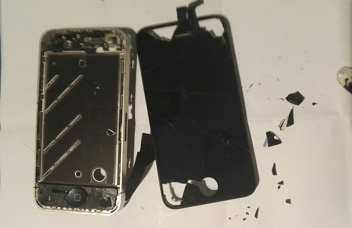 SCyM_com's tweet photo. Cambio de pantalla para este iphone 4 #pantalla #iphone #madrid #apple #valdemoro #informatica #scym #reparamoviles #ordenadores #Buenosdias https://t.co/1RfyFoJrmR