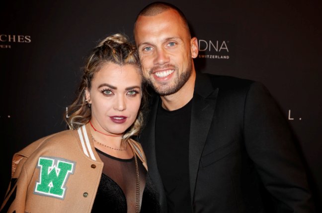 weekbladweekend's tweet photo. Vrouw Johnny Heitinga: 'Hij was gedeprimeerd na stoppen met voetbal' https://t.co/JCWmf7Glsa #weekbladweekend #johnnyheitinga https://t.co/ayjpaGisp4