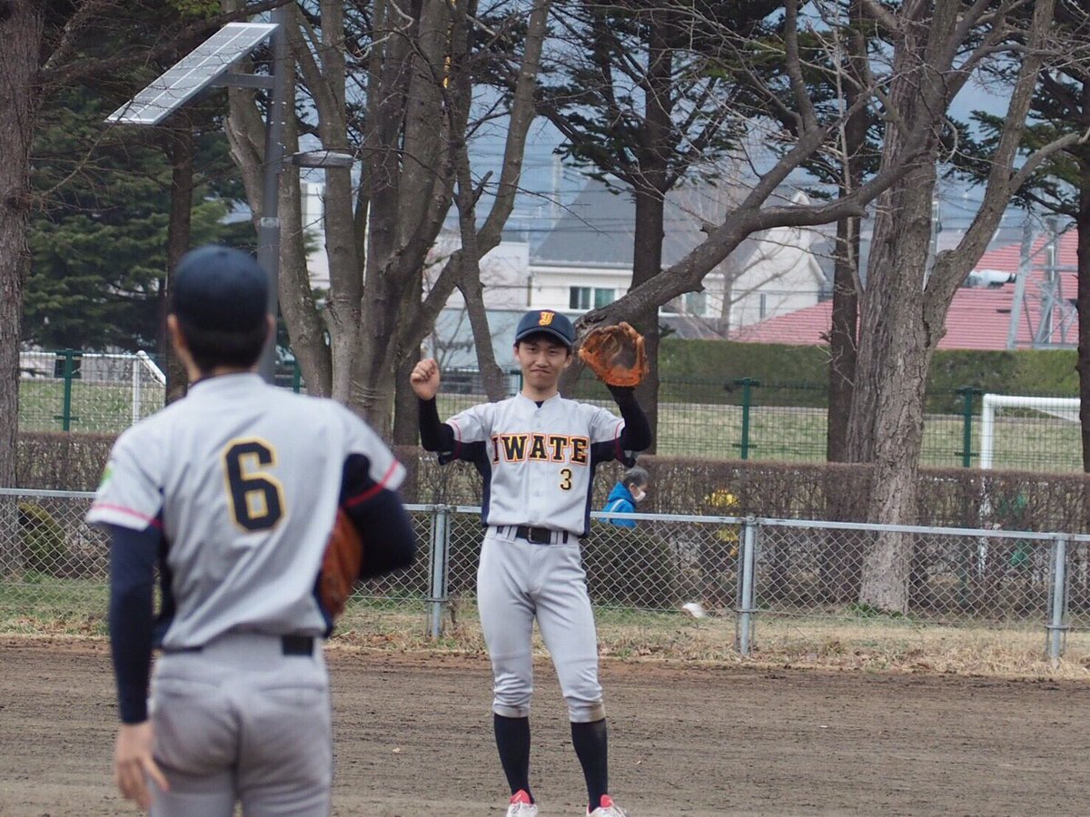 岩手大学軟式野球部 No Twitter 佐藤 一輝 3 理工学部2年 仙台三高 ポジション 内野手 セカンドの名手かずきんたま 正確無比な守備と芸術的な流し打ちによりチームの戦力となっている 試合中のどんな場面もクールこなし 私生活もクールである 勉学においても優秀で