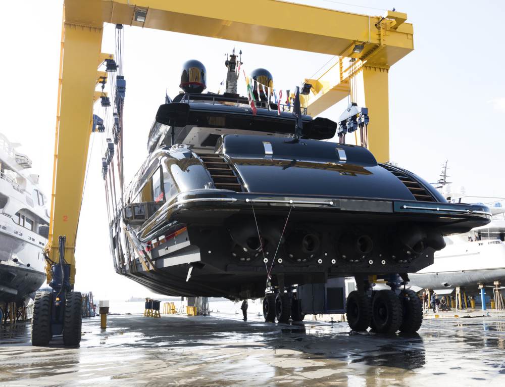 sytreports's tweet image. Mangusta’s new midnight racer is ready to cruise after her launch in Viareggio. Get a closer look here: goo.gl/9tCnf6