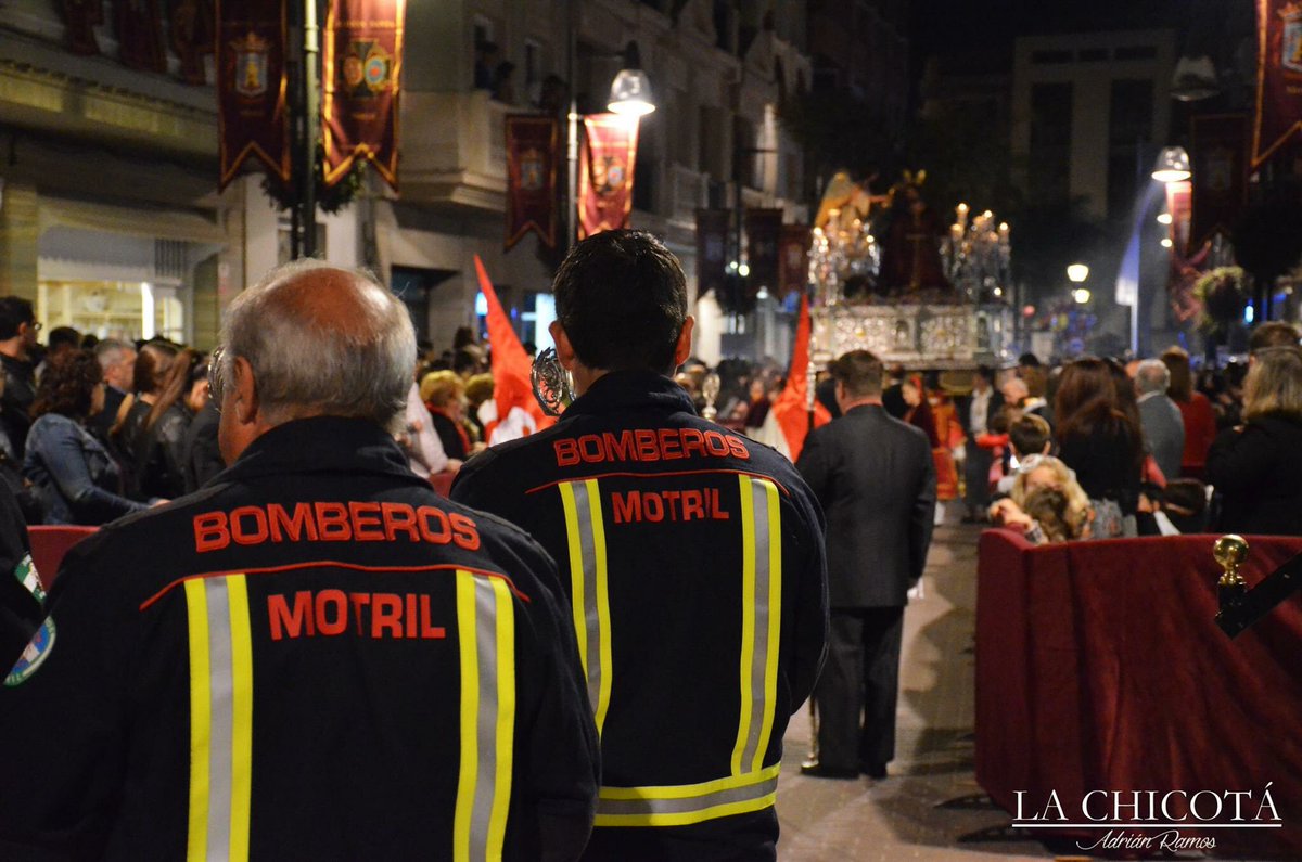 Bomberos Motril acompañando como Hermanos Honorarios a la cofradía del pasado Lunes Santo. 🚒🚒🚒