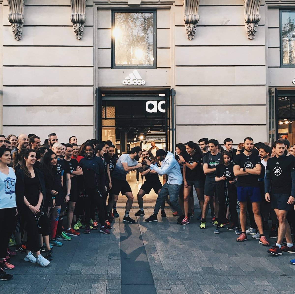 TrickyKid_75's tweet photo. @Monsieur_Marcus VS @LeDams, une battle pour le meilleur et pour le rire #whyirunbatignolles #whyirunchampselysees https://t.co/AiFbyI8bh7