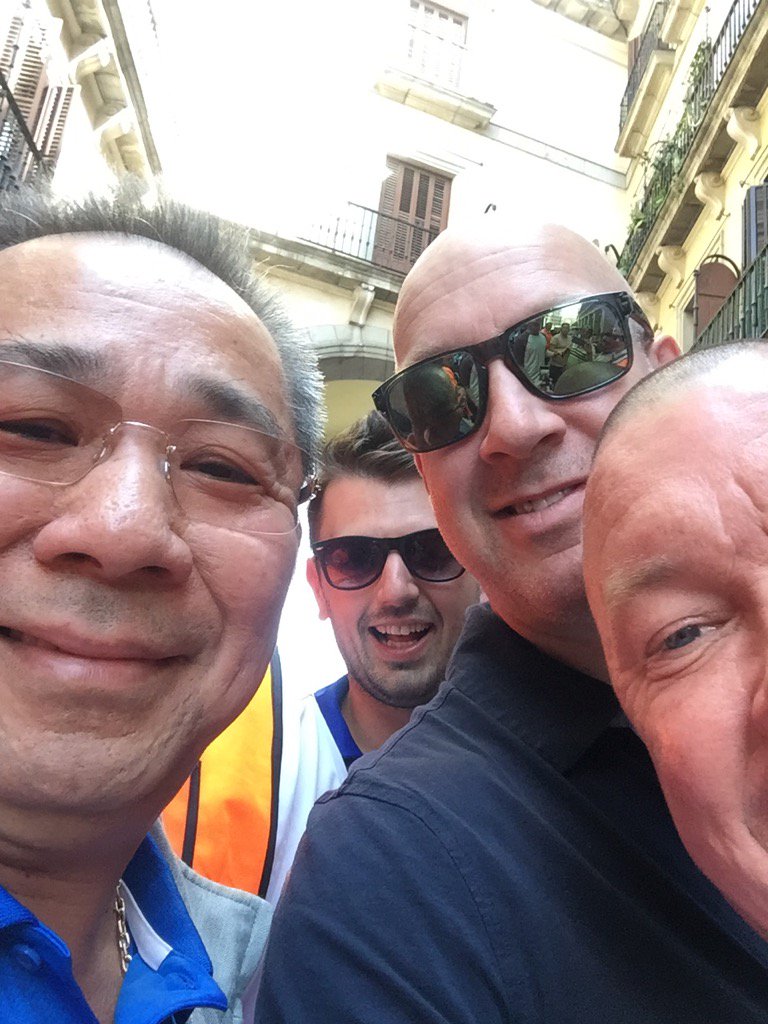 Bop4667's tweet photo. @LCFC @lcfcawaydays_ @MercuryLCFC 
Chairman on walk about with fans...fair play to him https://t.co/FwGRlnZef2
