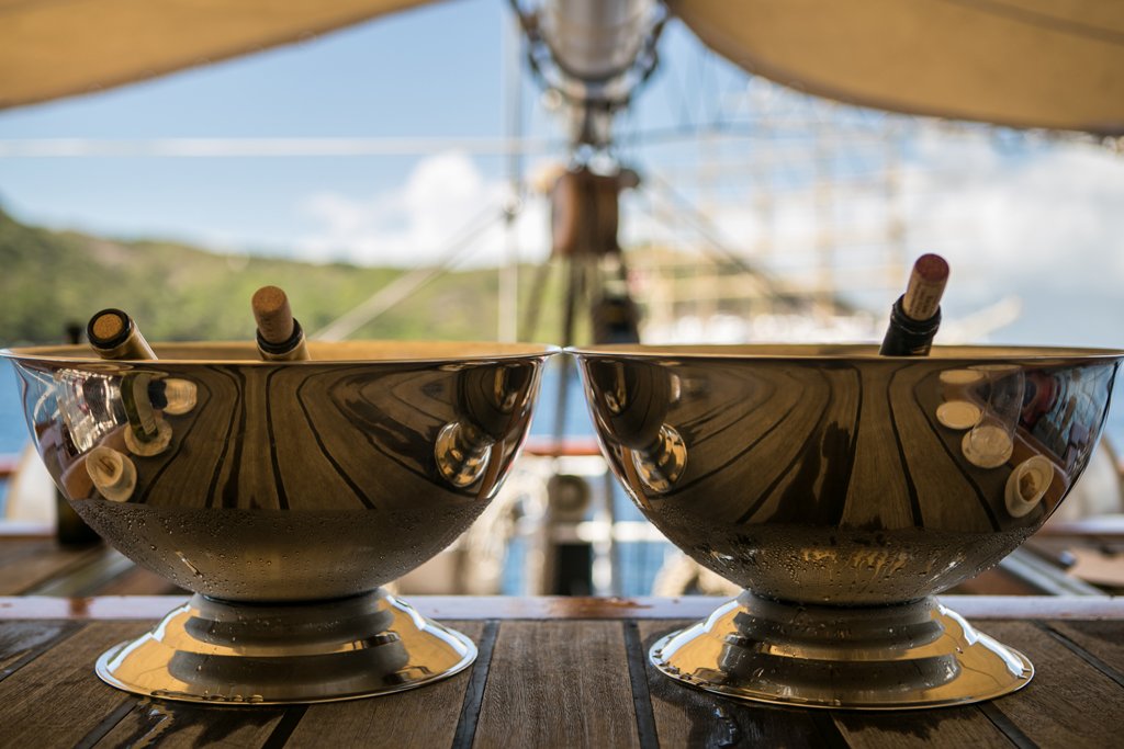 Stad_Amsterdam's tweet photo. During our luxury cruises we serve the finest wines and best champagnes. More inspiration about food &amp; drinks: https://t.co/IaQH3vu67J https://t.co/fIp3f4R3UQ