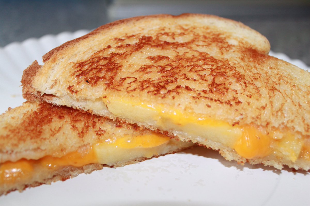 burghJMUalumni's tweet photo. Happy #NationalGrilledCheeseDay to all the @JMU students and alumni who enjoyed #GrilledCheeseThursday at D-Hall!
 #412JMU @JMUAlumni https://t.co/JyWNJtNR5P