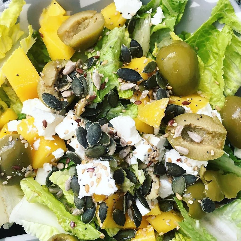 MaisonPenedes's tweet photo. 😋💚 #Ensalada agridulce con #mango, queso feta y aceitunas 🥗🧀🍑 #yummy #yumyum #green #healthy #fruit #raw #healthyc… https://t.co/dLhC4NVGPb https://t.co/v9zvvF6r50