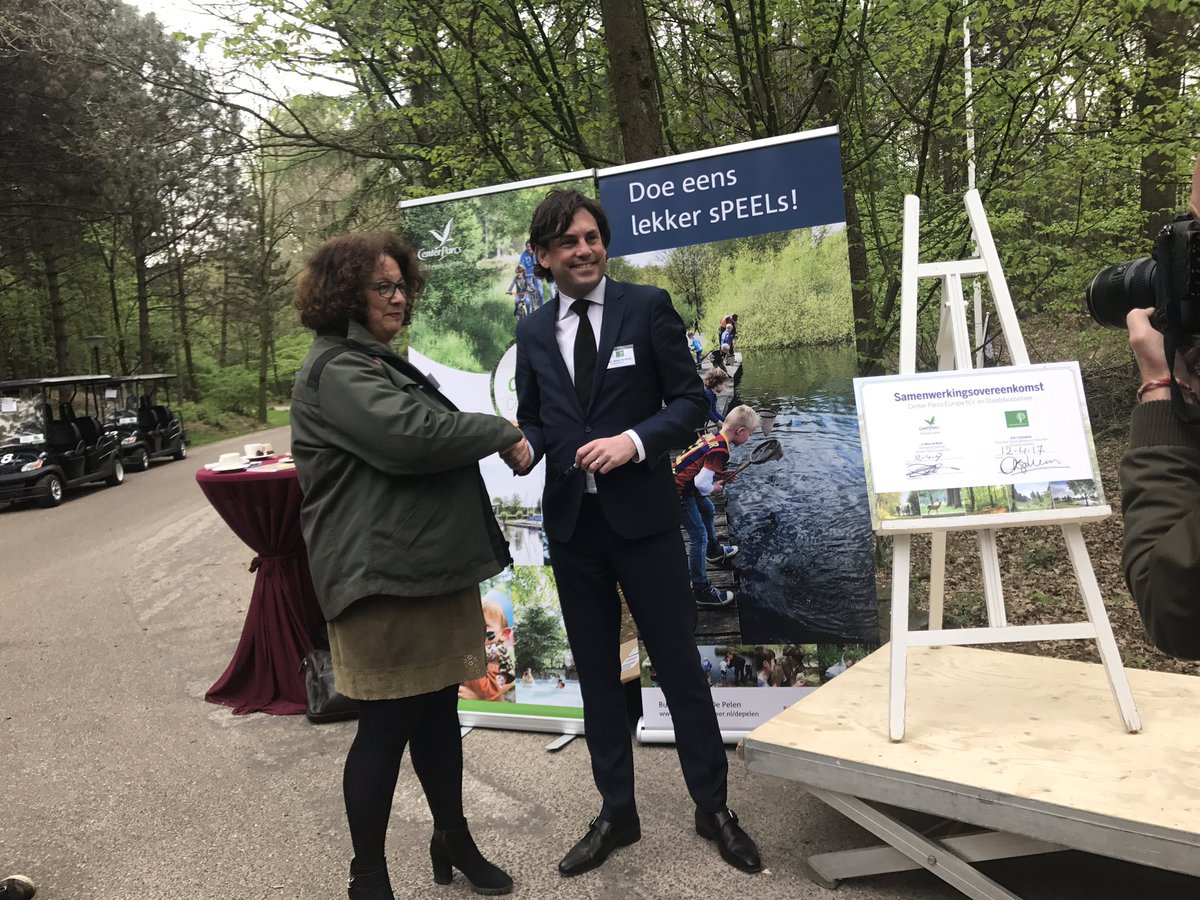 JackievBuuren's tweet image. Signing the partnership #CenterParcs #staatsbosbeheer