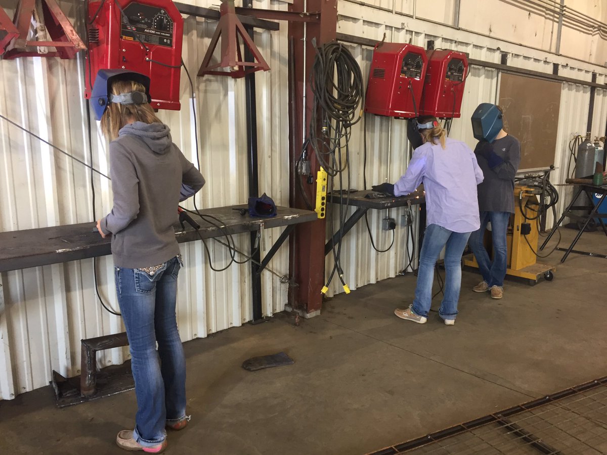 Diamond_FFA's tweet photo. Ag 1 is learning how to #arcweld https://t.co/gSvAMx9eOW