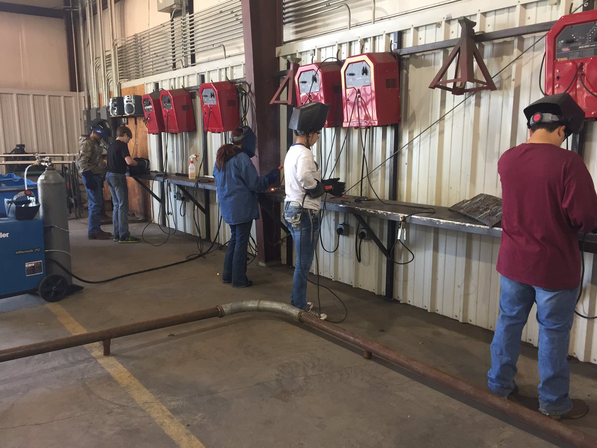 Diamond_FFA's tweet photo. Ag 1 is learning how to #arcweld https://t.co/gSvAMx9eOW