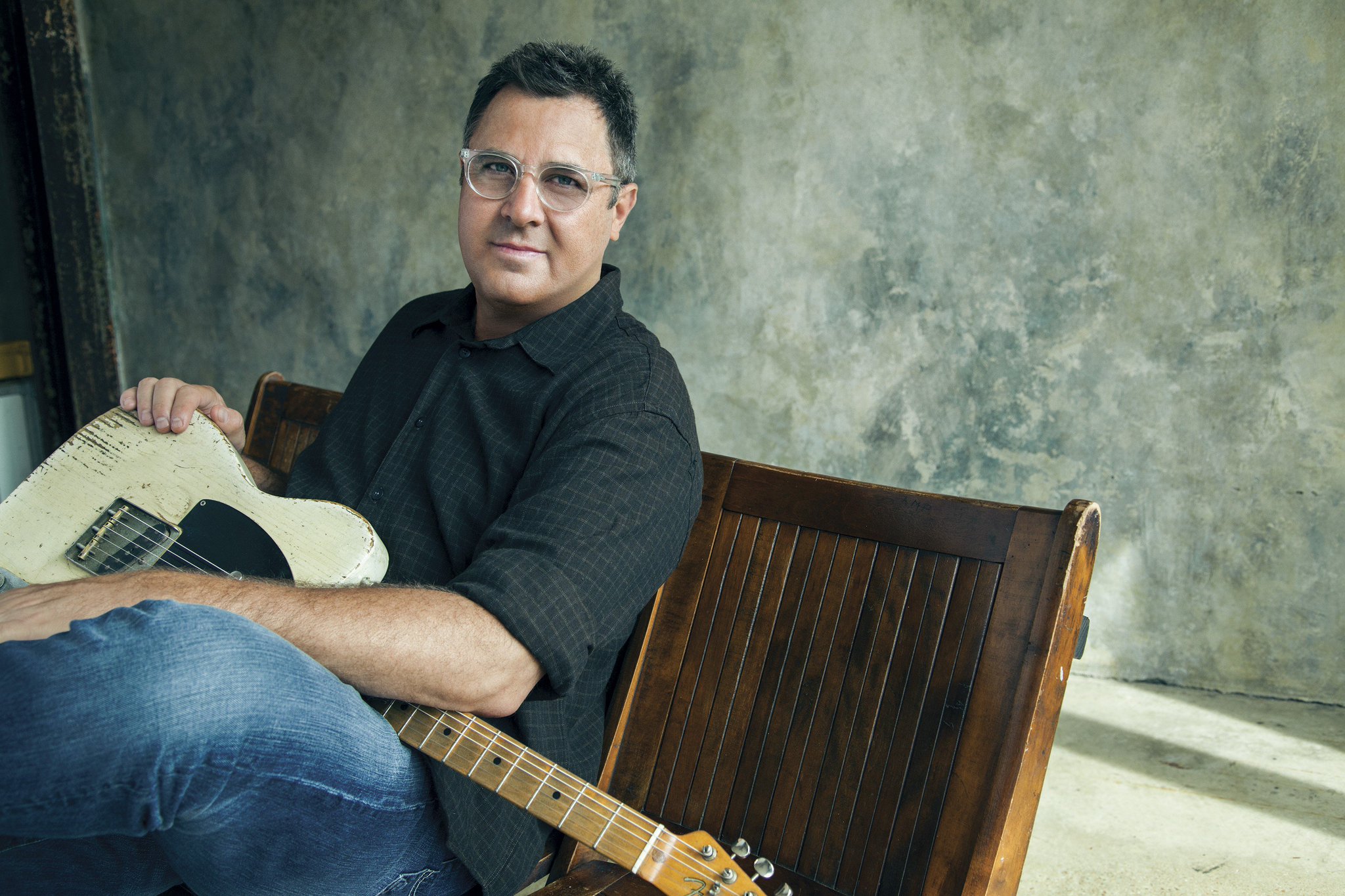 Remessage to join us in wishing Vince Gill a very happy birthday! 