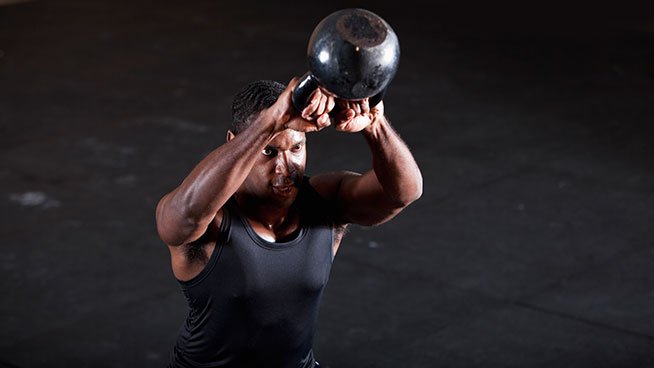 Махи гирей двумя руками. По бег с планета змеля. Девушка с гирей. Девушки с гирей картинки. Мужчина с гирями.