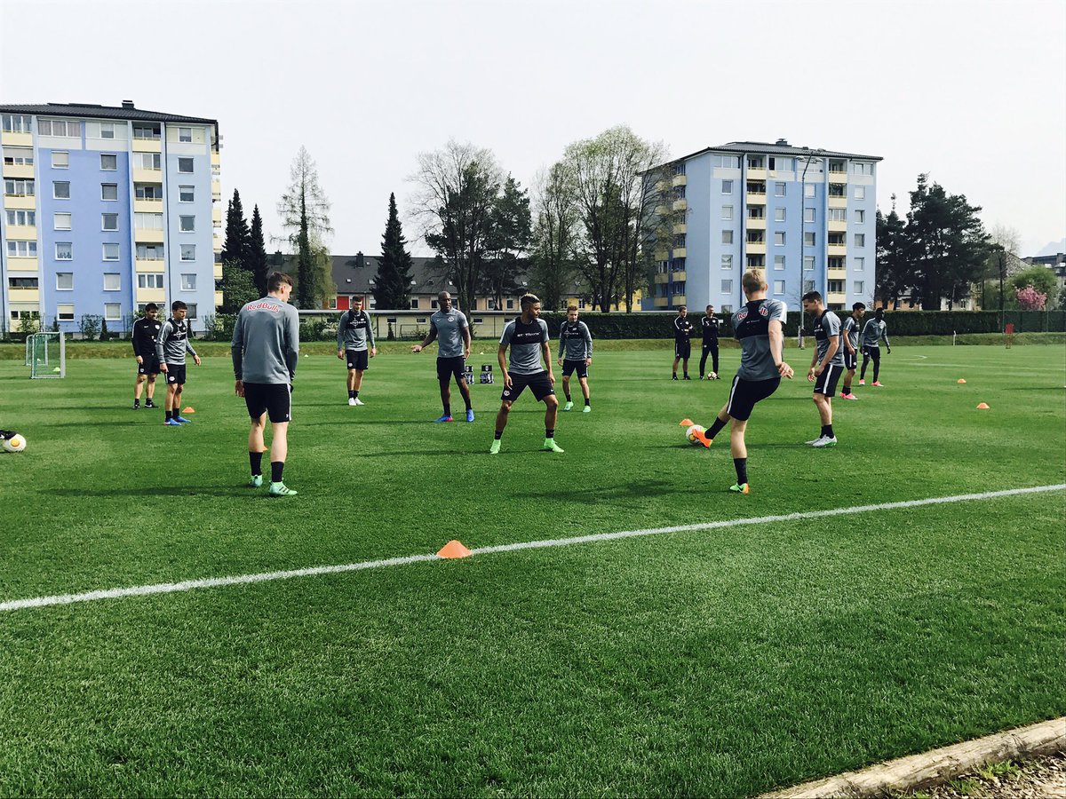 RedBullSalzburg's tweet photo. Nachmittagseinheit ⚽💦 #RBSTraining #BULLE12 // Train hard to be hard to beat. https://t.co/AyKw3keHrV