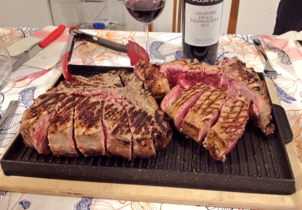 L'amicizia è un dono prezioso che sa come saziare la nostra anima...ed anche la nostra pancia. 😅 #dinner #friends #milano #italia #wine