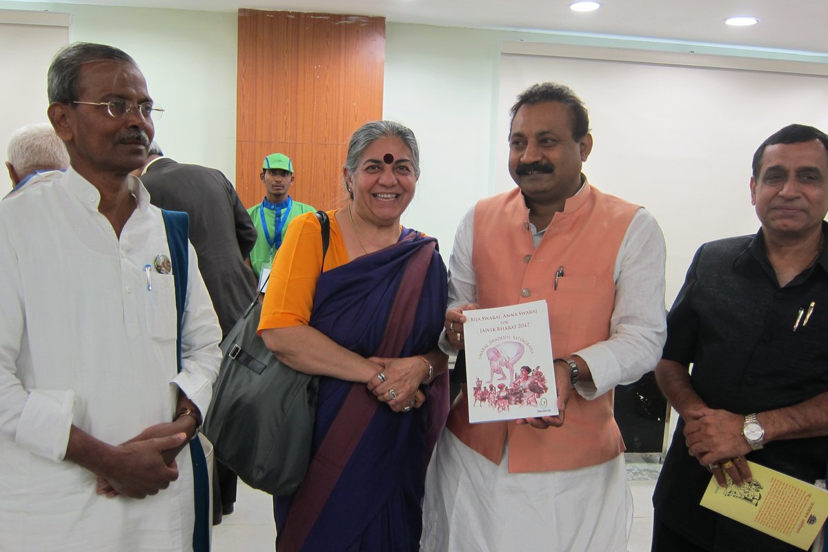 NavdanyaBija's tweet photo. .@drvandanashiva presents the first copies "Bija Swaraj, Anna Swaraj for Jaivik Bharat 2047- Swadeshi, Swaraj &amp; Satyagraha" @NitishKumar https://t.co/WmIO5YXJMV