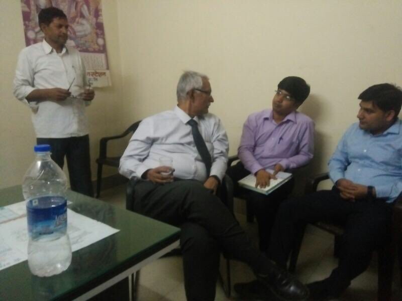 HPCL's tweet photo. ED-IS @HPCL Sh R Radhakrishnan reviewing progress of Govt initiative #CashlessEconomy at PtrlPmps's in Farrukhabad Distt. UP
#LessCashLess https://t.co/xAeXwLN431