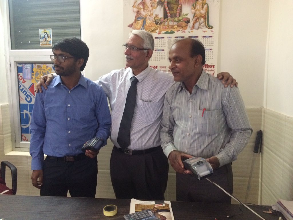 HPCL's tweet photo. ED-IS @HPCL Sh R Radhakrishnan reviewing progress of Govt initiative #CashlessEconomy at PtrlPmps's in Farrukhabad Distt. UP
#LessCashLess https://t.co/xAeXwLN431
