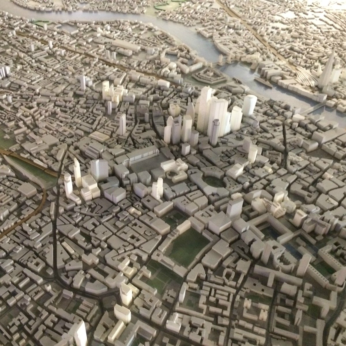 Marialesanchi's tweet photo. That feeling when you finally find this beautiful and massive scale model of London 😍🤓🇬🇧#TheBuildingCentre #NewLondonModel #NLA https://t.co/okSM93BoVc