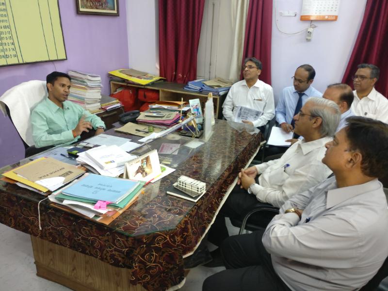 HPCL's tweet photo. C&amp;MD @HPCL met Acting DM cum CDO Pratapgarh UP for review of Govt Initiatives prgrss viz #PMUY #Cashless Pet.Prdct availablity in d district https://t.co/g64XVr0VUE