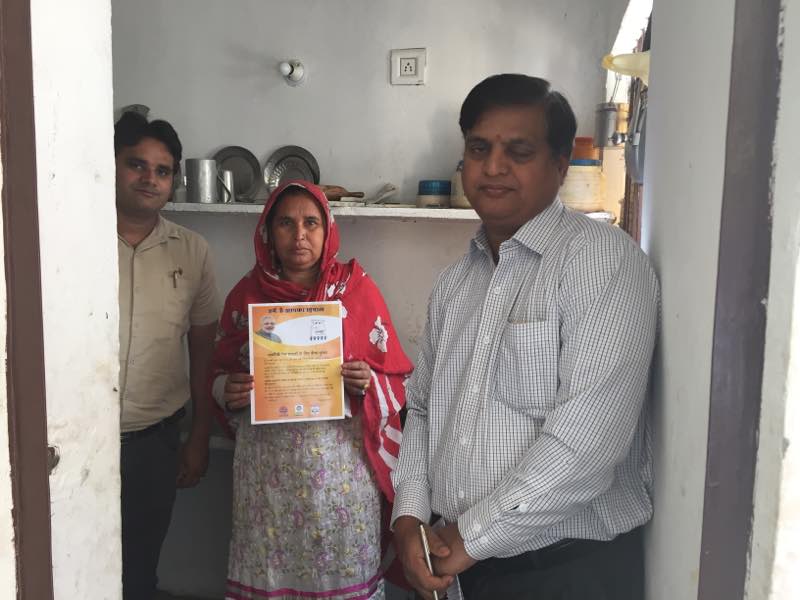 HPCL's tweet photo. Reviewing progress of Govt Initiatives viz @PMUjjwalaYojana etc, Dir- Fin @HPCL Sh J Ramaswamy visited #PMUY beneficiaries in Saharanpur, UP https://t.co/Wip5Vq7KsQ