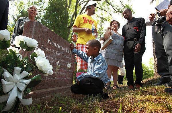 HenriettaLacks3's tweet photo. My beautiful great grandson finally getting to see my grave ♥️ #nhshenrietta 
https://t.co/7nVNVFEth8 https://t.co/nQqdyu1cJP
