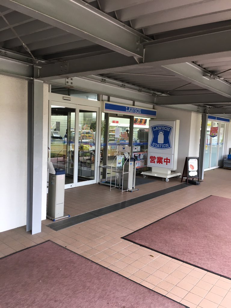 横浜薬科大学 剣道同好会 部室棟 剣道部部室までの行き方 ローソン横の階段を下ります 更衣室を突っ切ります チョッギプルリリィィ がある部屋が剣道部部室です