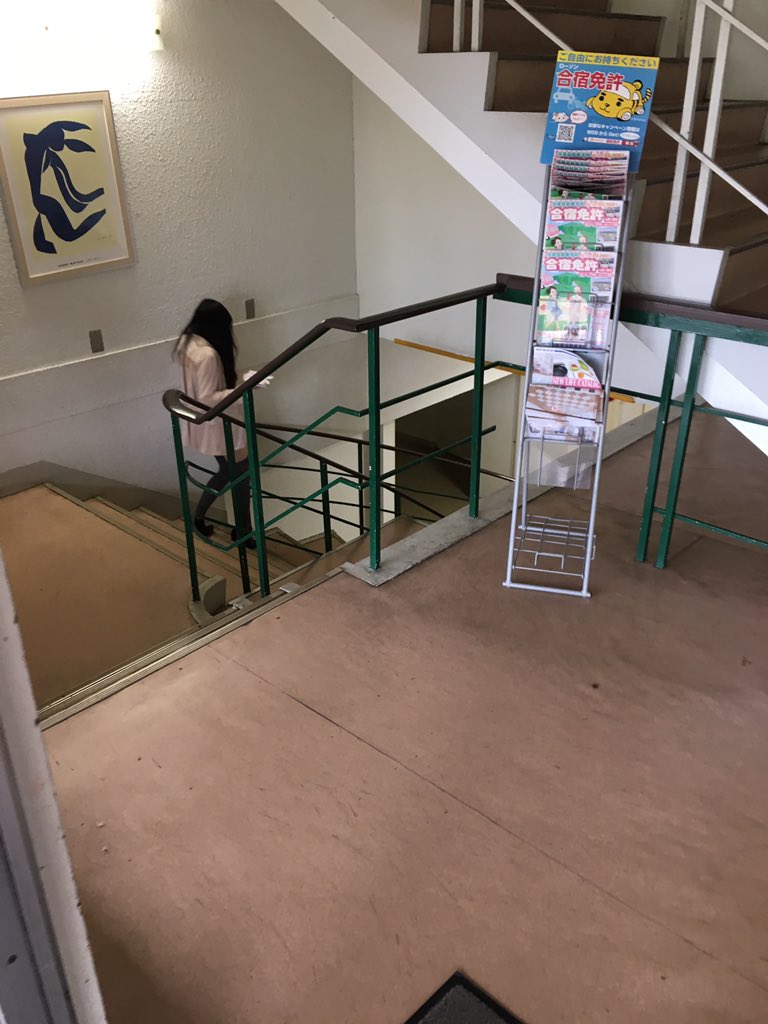 横浜薬科大学 剣道同好会 部室棟 剣道部部室までの行き方 ローソン横の階段を下ります 更衣室を突っ切ります チョッギプルリリィィ がある部屋が剣道部部室です