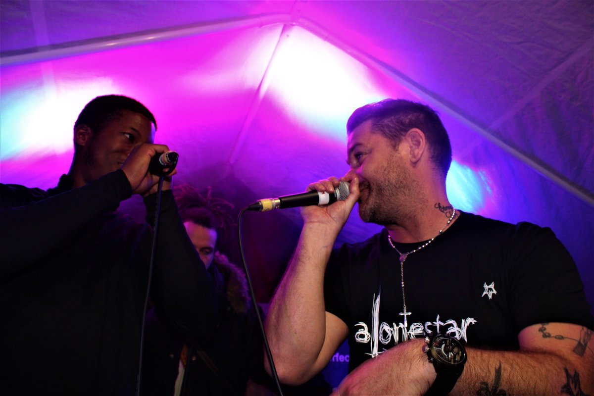 dovileonline's tweet image. A conversation on the stage. #livemusic @ALONESTAR1 @Key2da