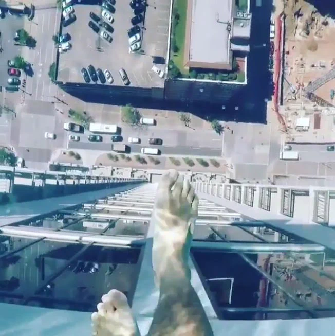 「ヒューストン」w地上152mの高さにある底が透明なプールwww