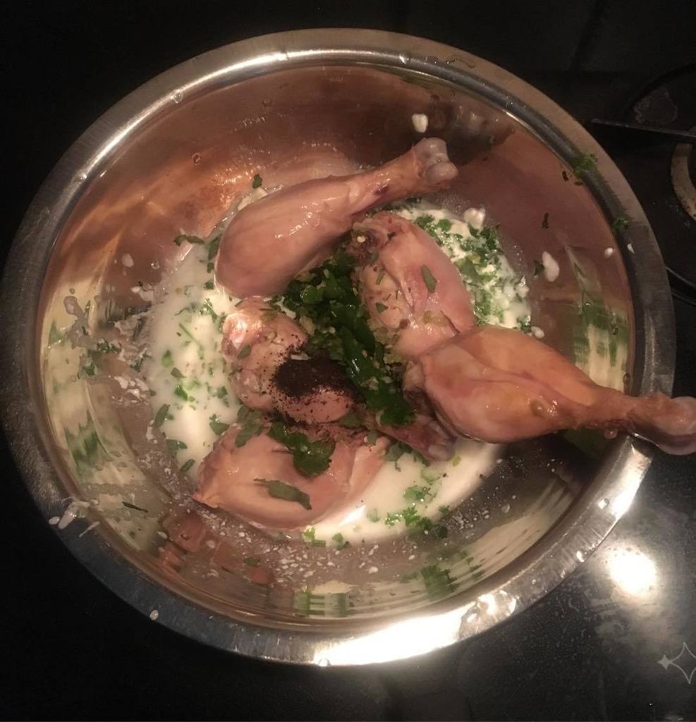 nitinSPEAKs's tweet image. What&apos;s #cooking today ? 
#underprogress #chicken #curry #marination

#homechef #wonderchef #chef at #home #amateur #cook
