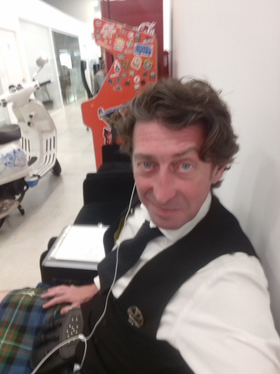 TheWhiteCuckoo's tweet photo. Make a deal with devil (HR Manager at @hawkersco ), you pay the price.
Contract signing day=kilt day!!
#ENtรฉrateSpain #LovingTheNewJob https://t.co/0V3nWqXCMp