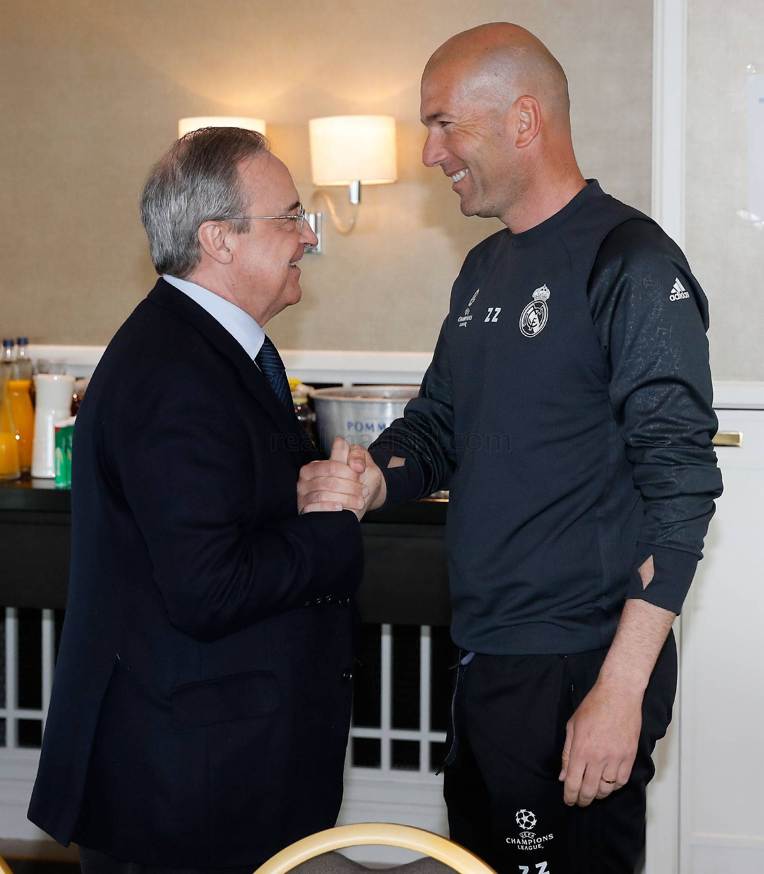 レアル マドリード C F フロレンティーノ ペレス 会長が選手の激励にホテルを訪れました Halamadrid