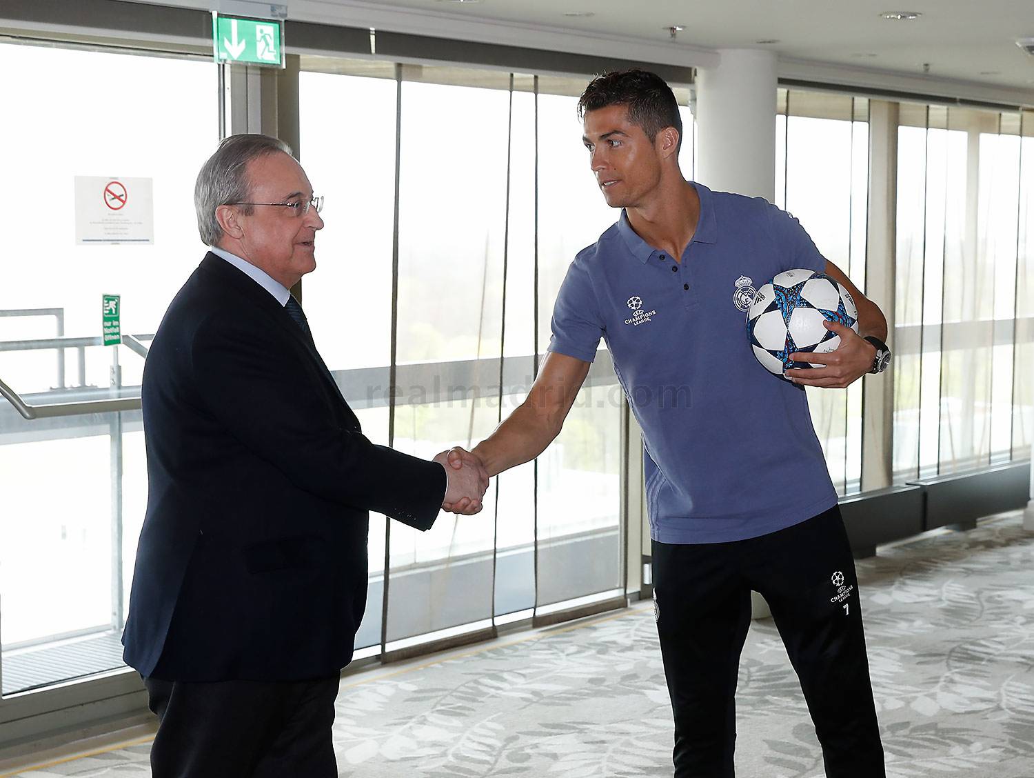 レアル マドリード C F フロレンティーノ ペレス 会長が選手の激励にホテルを訪れました Halamadrid