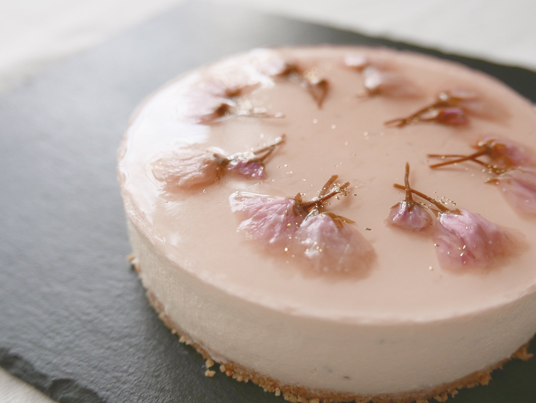 Juliet Heberle 桜餡とさくらんぼのリキュールで 桜のレアチーズケーキ を作りました 桜の花もゼリーもチーズ ケーキもちゃんと狙った通りの色味に仕上げられて大満足 桜が咲いている内に作れてよかったー T Co Hhx1p11exs Twitter